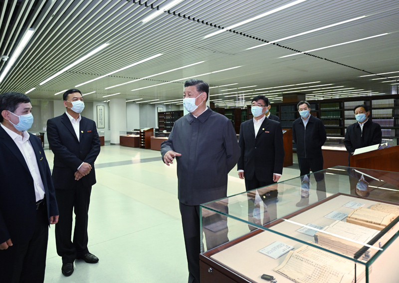 2022年4月25日，習近平來(lái)到中國人民大學(xué)考察調研。這是他在圖書(shū)館考察。