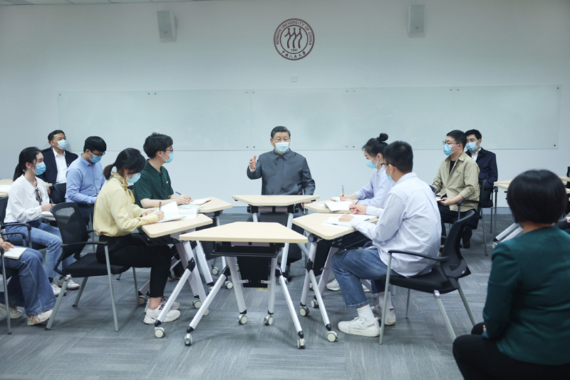 2022年4月25日，習近平總書(shū)記來(lái)到中國人民大學(xué)考察調研。這是總書(shū)記在立德樓觀(guān)摩思政課智慧教室現場(chǎng)教學(xué)并參與討論。