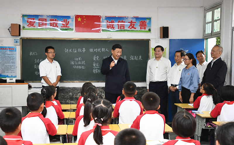 2020年9月16日，習近平總書(shū)記在湖南省郴州市汝城縣文明瑤族鄉第一片小學(xué)，同正在上思政課的同學(xué)們親切交流。
