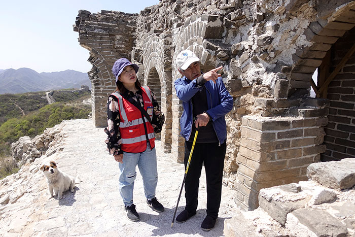在明長(cháng)城遺址上，梅景田給外甥女劉紅巖講述長(cháng)城故事。