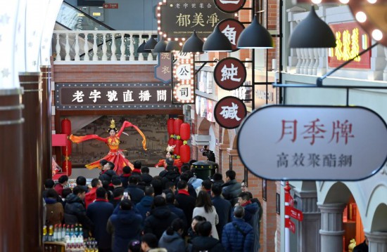顧客在天津老字號集合店內觀(guān)看演出。新華社記者 趙子碩 攝
