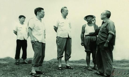1978年8月，習仲勛（左三）在廣東惠陽(yáng)農村調研。在清華大學(xué)讀書(shū)的習近平（左一）利用暑假時(shí)間參加社會(huì )實(shí)踐，隨同父親一起下鄉。