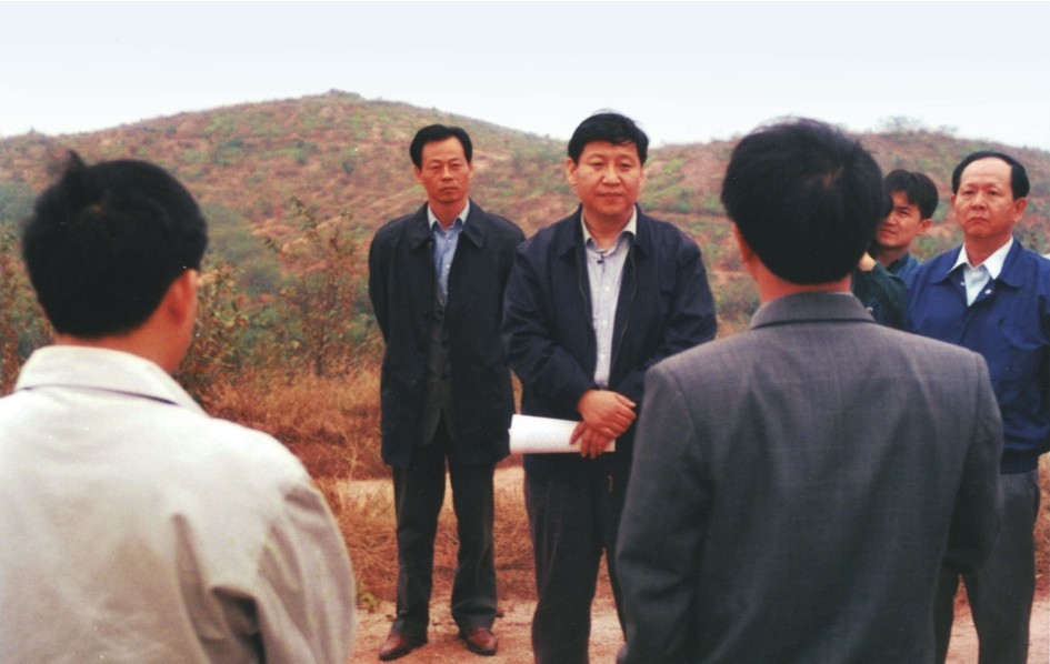 1999年11月，習近平在龍巖市長(cháng)汀縣河田水土流失治理區調研。圖源：《習近平在福建（下）》