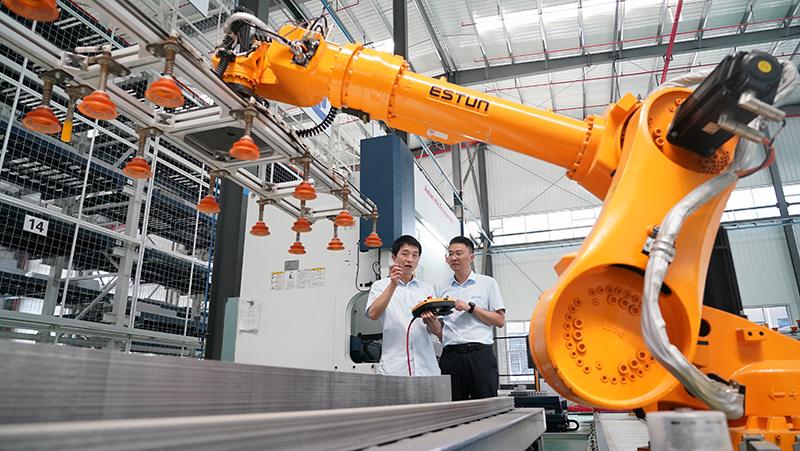 2023年8月26日，武漢，湖北長(cháng)江電氣有限公司智能車(chē)間，工作人員正在操作智能機械臂。