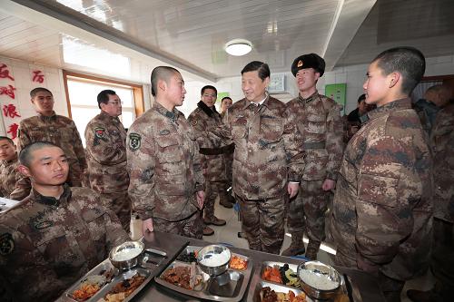 2014年1月26日中午，習近平來(lái)到連隊食堂，同戰士們一起用餐。新華社記者 李剛 攝