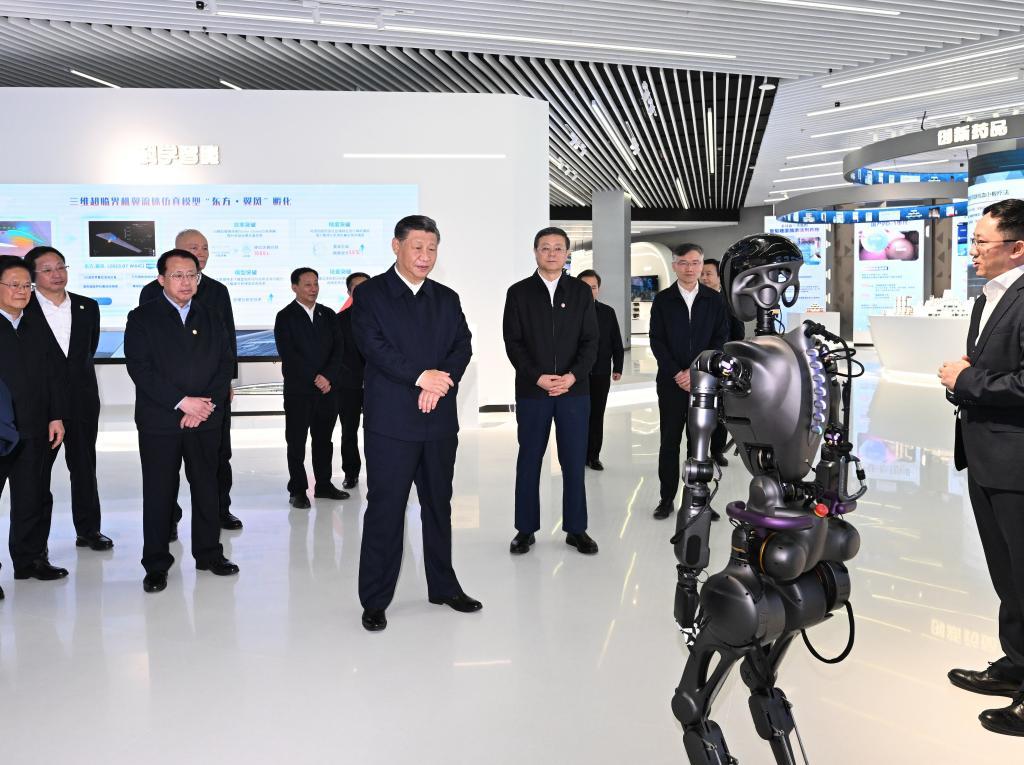2023年11月28日下午，習近平在浦東新區張江科學(xué)城參觀(guān)上?？萍紕?chuàng  )新成果展。新華社記者 謝環(huán)馳 攝